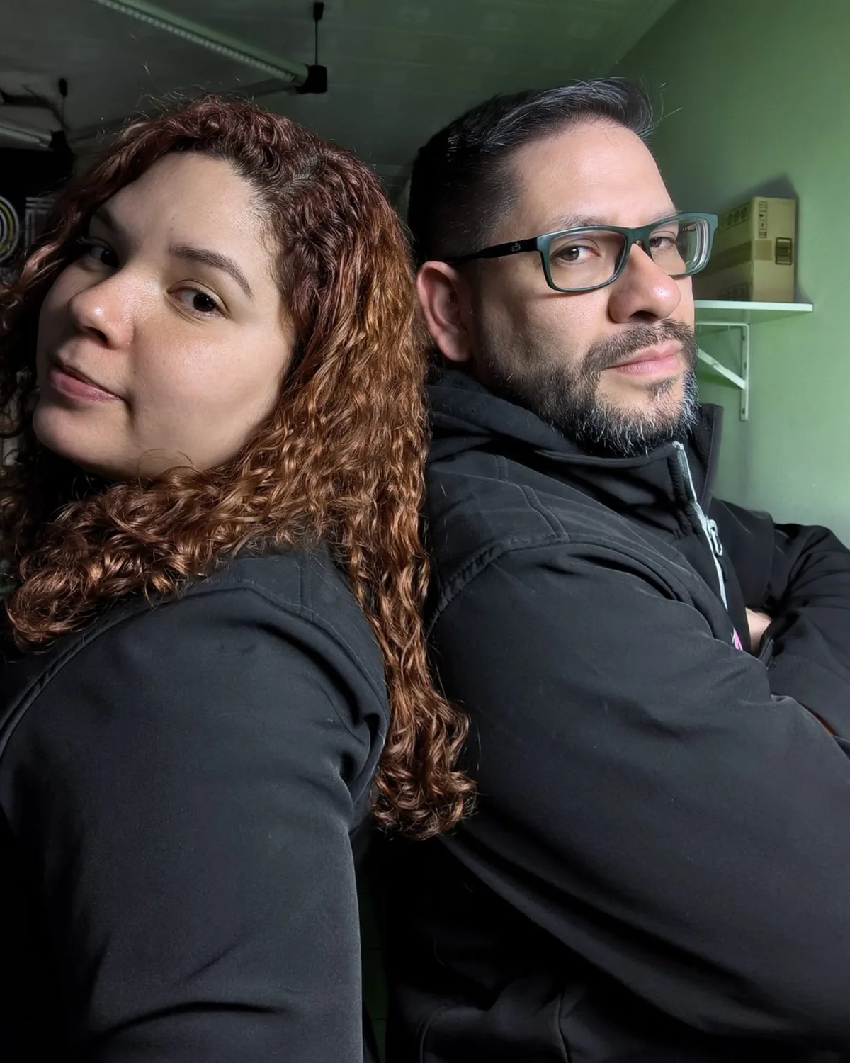 Israel y Julieth, fundadores de Impresión Gráfica IA, en su taller de A Veiga